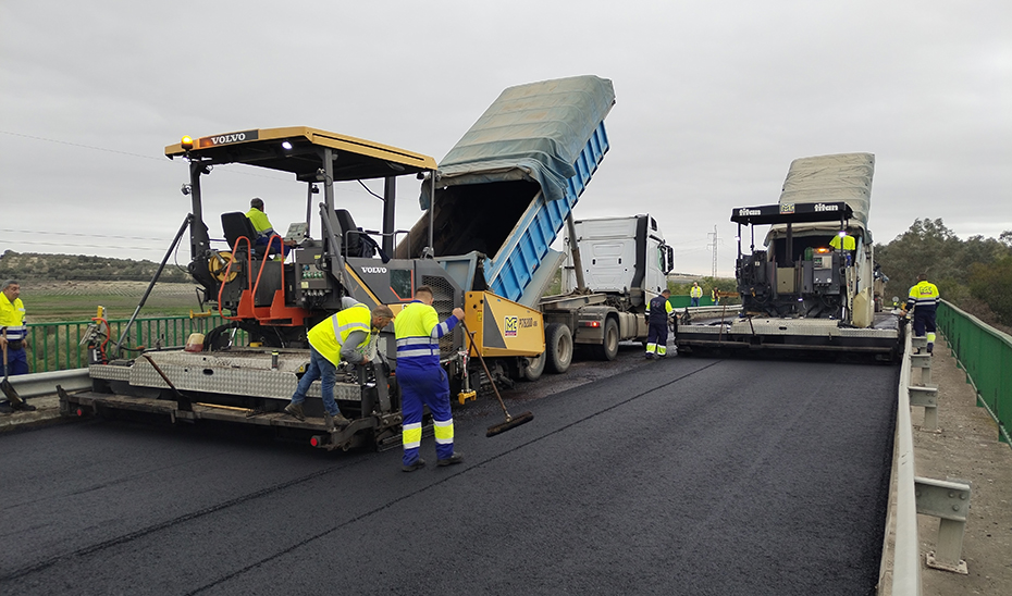
			      Trabajos en una de las carreteras de la red viaria autonómica.			    
			  
